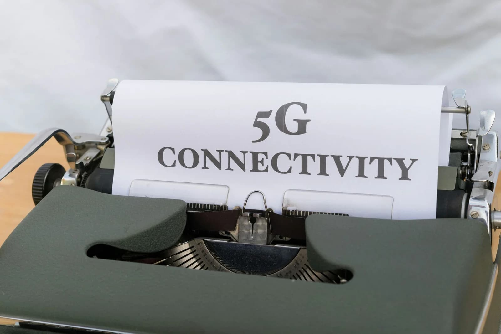 Private 5G Networks and Industrial Edge Computing: Autonomous Robotics, Deterministic Latency, and Smart Port Logistics